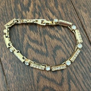 Gold bracelet with diamonds
